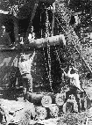 Загрузка снарядов на платформу 42-см тяжелой гаубицы М14