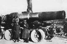 Захваченная итальянцами в ноябре 1918 года во время перевозки 42-см тяжелая гаубица М17. На фотографии – ствол на специальном прицепе